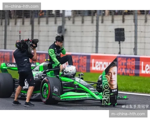 花絮：迈阿密F1大奖赛，中国车手周冠宇赛车故障退赛，现场中国车迷高举国旗鼓励